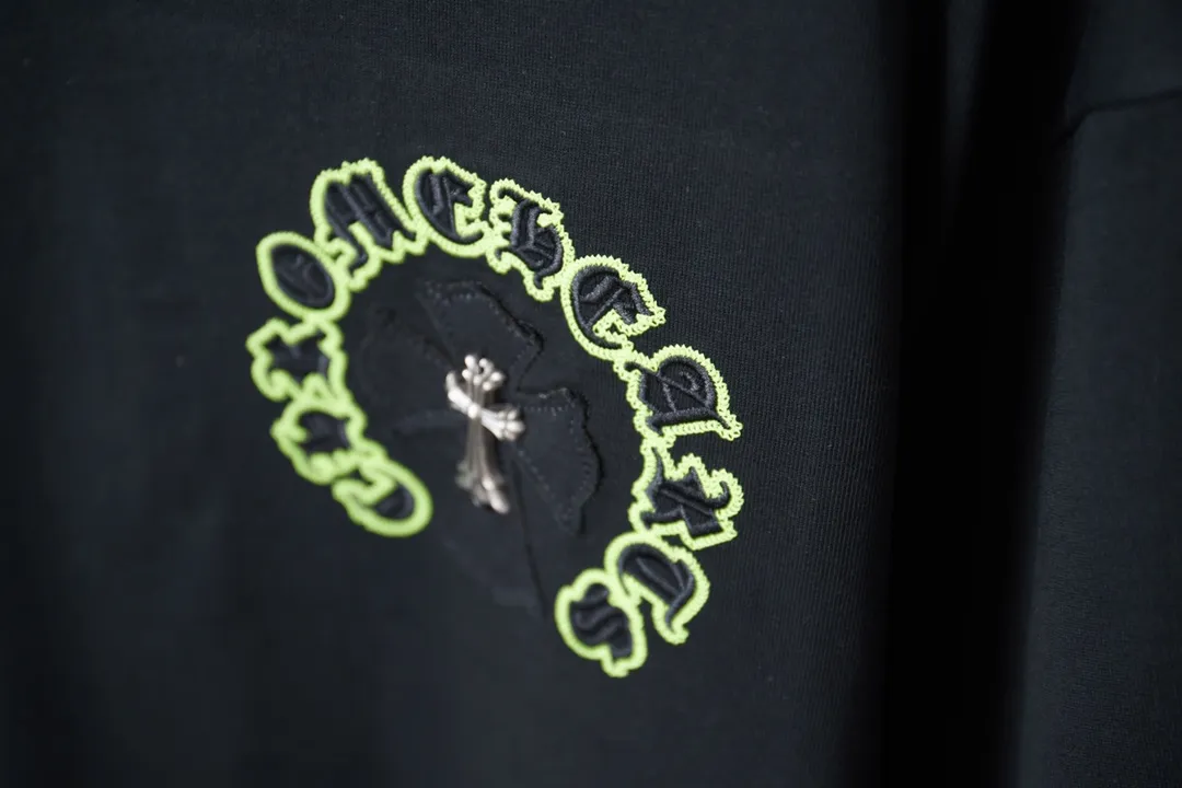 🅿️200 Ch*ome Hearte 25SS Early Spring New Style Embroidered Crow Heart Hardware Short Sleeves Light Luxury Essential Item for Men and Women’s Daily Commuting Correct Version Welcome to Compare Detailed Features · 320g 100% pure cotton double yarn jersey fabric · Custom dyed in the same vat with special bold 32-count double-ply 1X1 thread · Imported Tajima machine hollow embroidery ➕ Tatami embroidered Croix heart letters ➕ Patch embroidered cross · Manual hand-stitched hardware accessories · Double-needle sewing and cross-stitching process · Original main mark, washed tag, branded moisture-proof paper packaging Color: black/white Size: S/M/L/XL